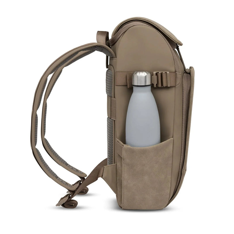 Side pocket with water bottle on the walnut Bali Medium