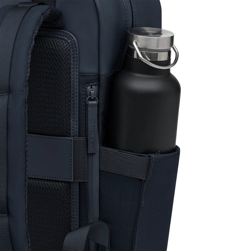 Elastic side pocket with water bottle on the navy Bergen Pro