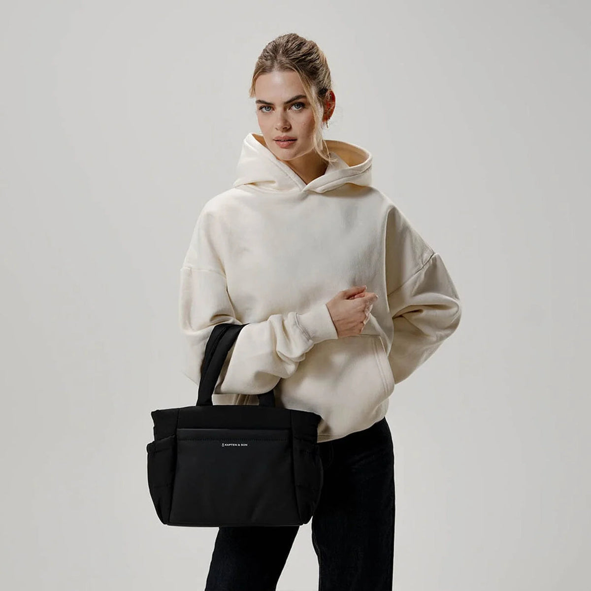 Woman carrying the Hellvi Cloud Small as a handbag — casual outfit