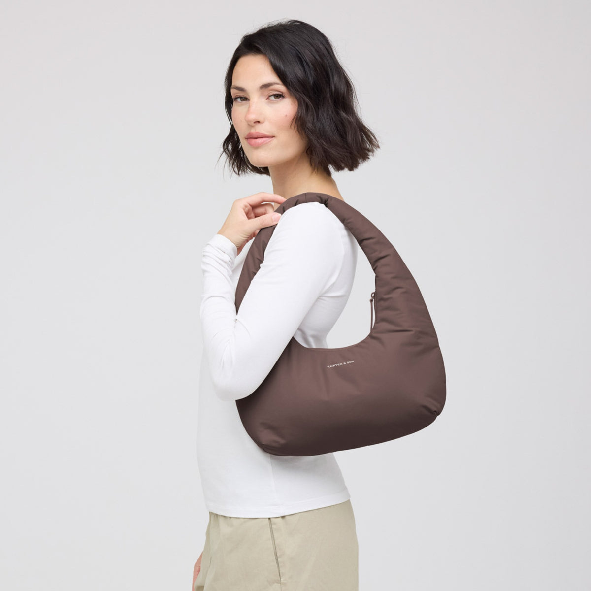 Woman carrying the chocolate brown Skara Cloud Shoulder on her shoulder
