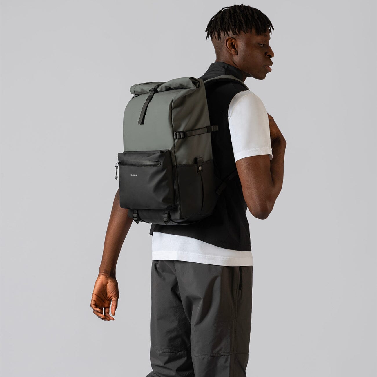 man model wearing waterproof commute backpack ruben 2 sandqvist multi dark color