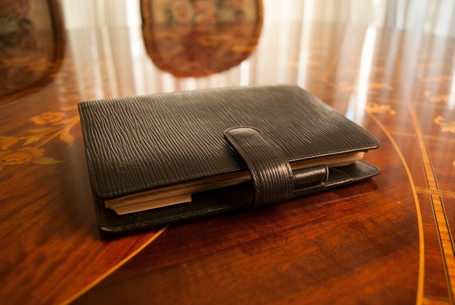 LOUIS VUITTON Epi Leather名刺入れ Louis Vuitton Black Epi Leather Invitation Envelope Pochette
