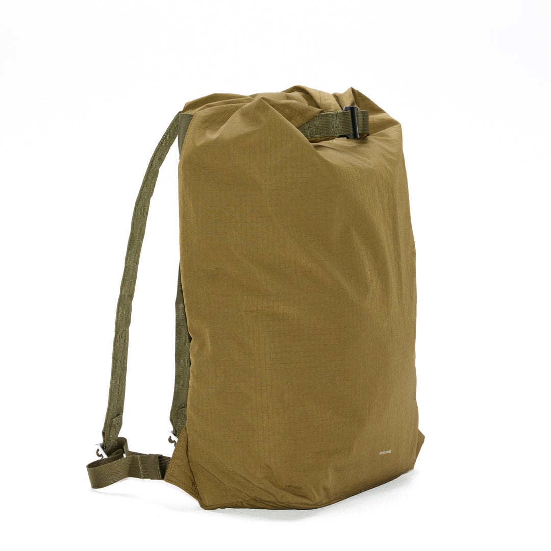 Plecak Sandqvist GRID Rolltop 14 cali w kolorze Military Olive, widok produktu 2