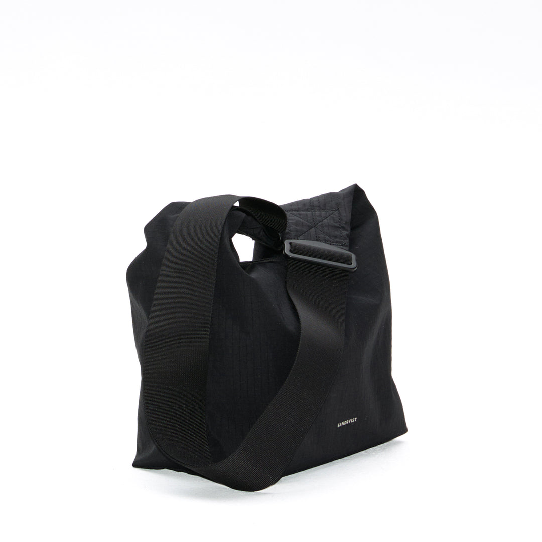 Sandqvist GRID Shoulder Bag Mini 5 L w kolorze czarnym, ujęcie produktu 2