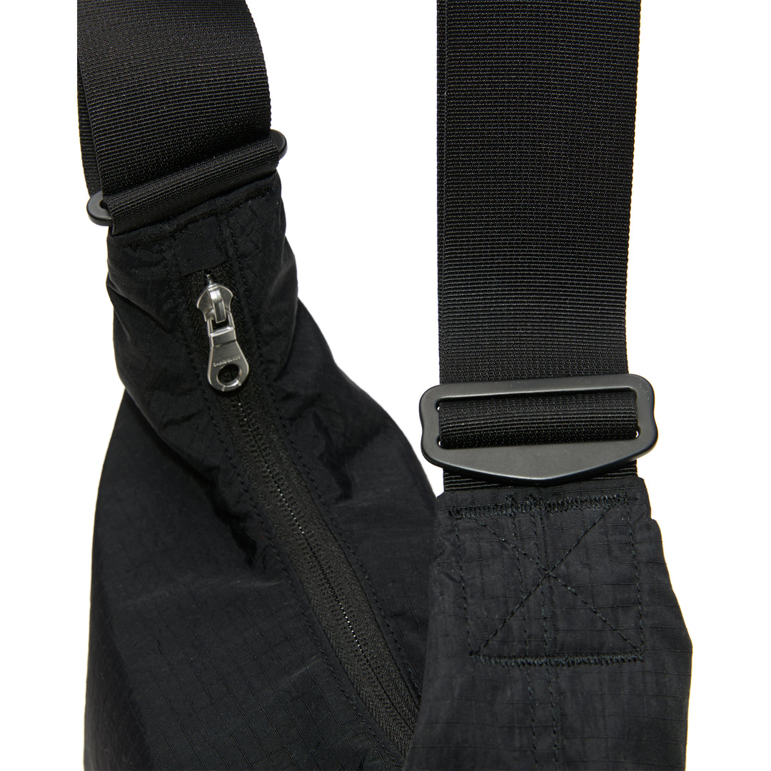 Sandqvist GRID Shoulder Bag Mini 5 L w kolorze czarnym, ujęcie produktu 3