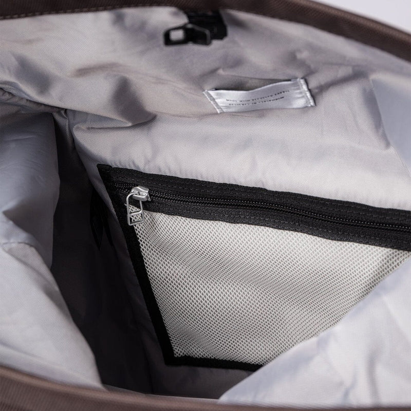 Bernt interior compartment with zipped pocket