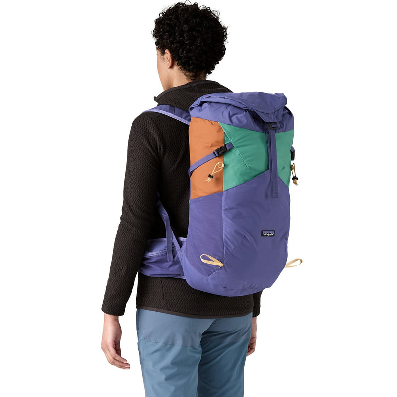 woman wearing the terravia pack 28 in solstice purple, back view
