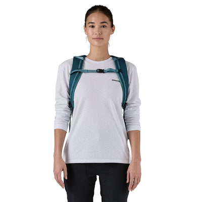 Modèle femme portant le Sac à dos Black Hole Pack 25L en Tidal Teal, vue arrière