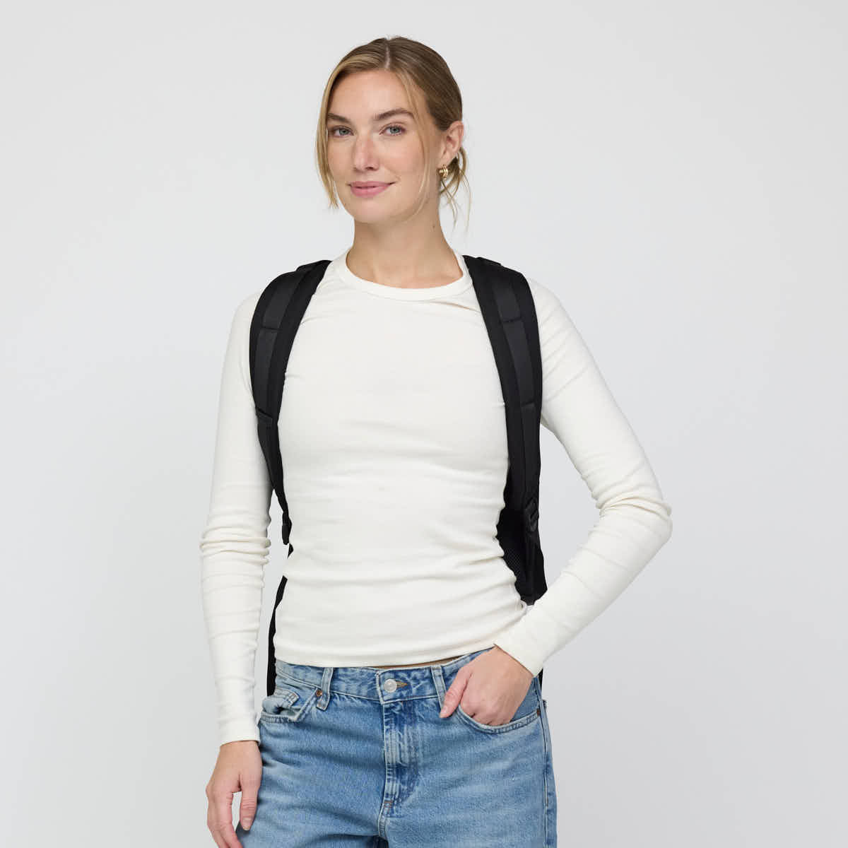 Luisa, 1.75&nbsp;m, wearing the black Kapten & Son Aalborg backpack, front view