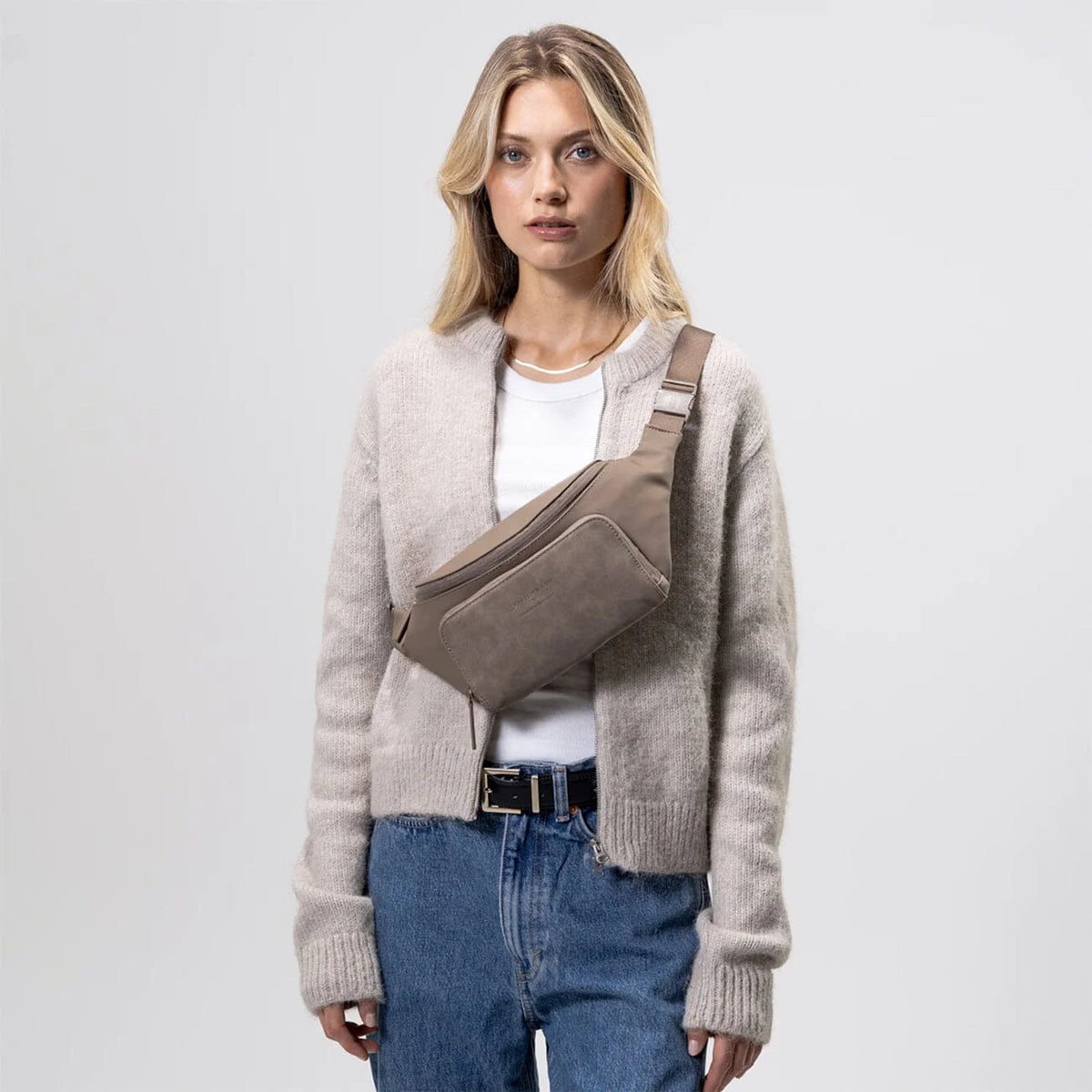 Woman wearing the Kapten & Son Bali walnut crossbody as a sling bag