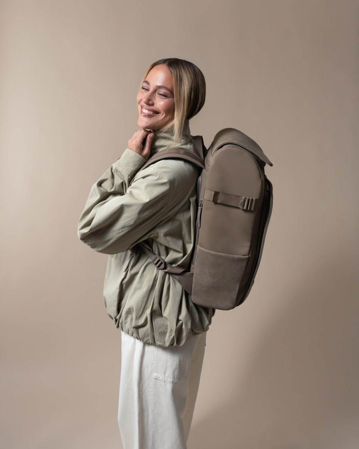 Woman wearing the walnut Kapten & Son Bali Pro backpack, side view