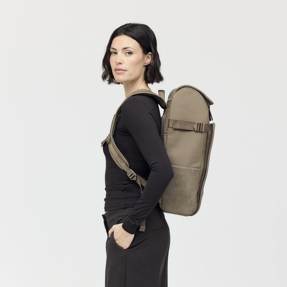 Woman, 1.74&nbsp;m, wearing the Bali Pro backpack in Walnut, side view