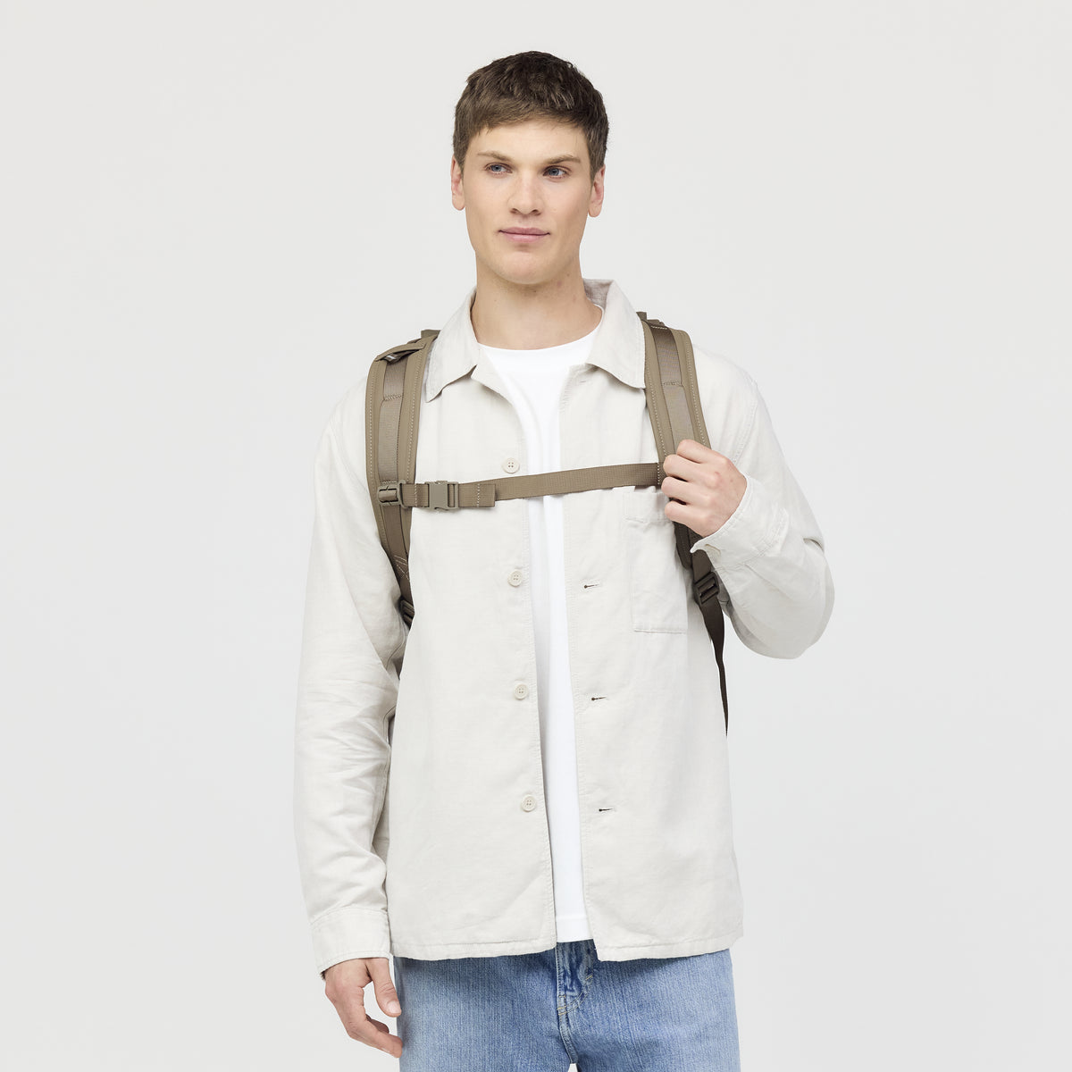 Man, 1.85&nbsp;m, wearing the Bali Pro backpack in Walnut, front view with the chest strap