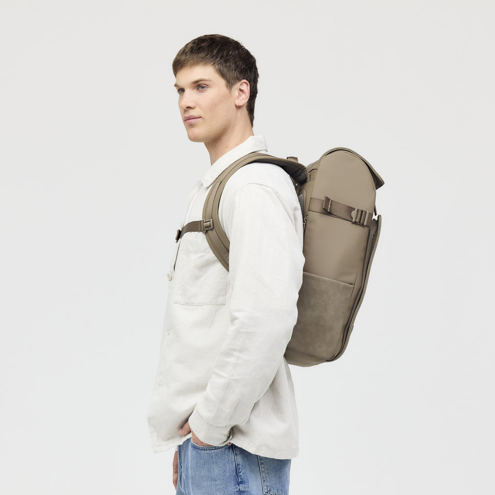 Man, 1.85&nbsp;m, wearing the Bali Pro backpack in Walnut, side view