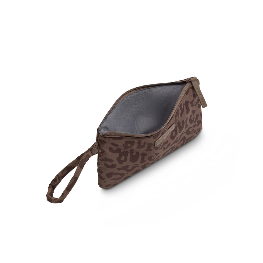 Geöffnete Essentials Pouch Leo Dark Brown mit grauem Futter und Platz für Smartphone, Karten und Schlüssel
