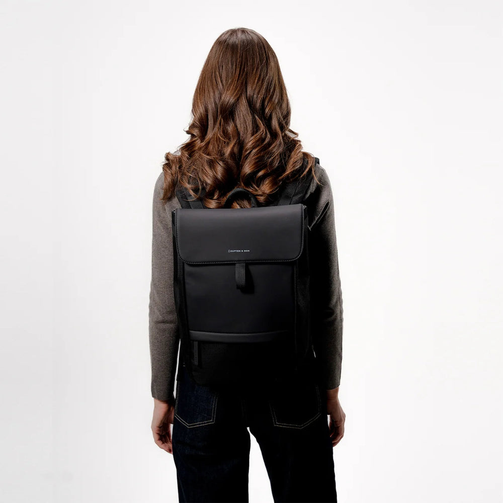 Woman wearing the Fyn black — rear view showing fit and straps