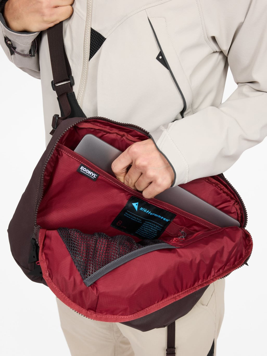 Laptop compartment inside the Gaut Messenger Bag in Brown Umber, red lining