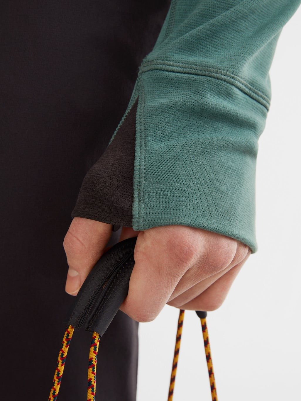 Rope handle of the Gebo Bag 23L in Raven held in one hand