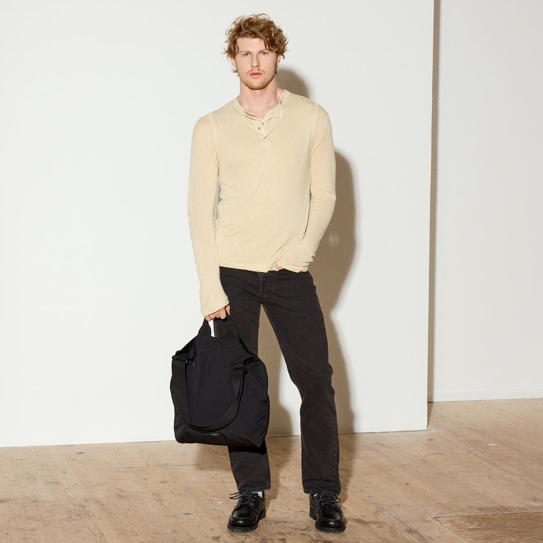 Sandqvist GRID Shopper Bag w kolorze czarnym z uchwytami i regulowanym paskiem na ramię