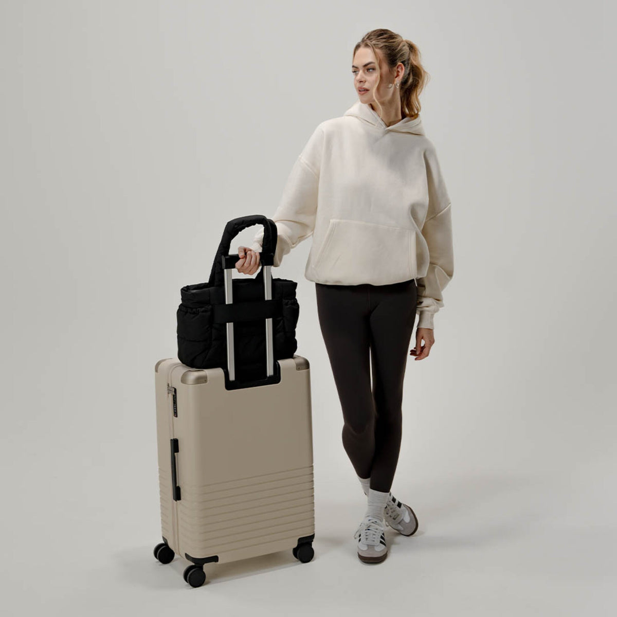 Paulina with the black Kapten & Son Hellvi Cloud Medium slid over a suitcase handle