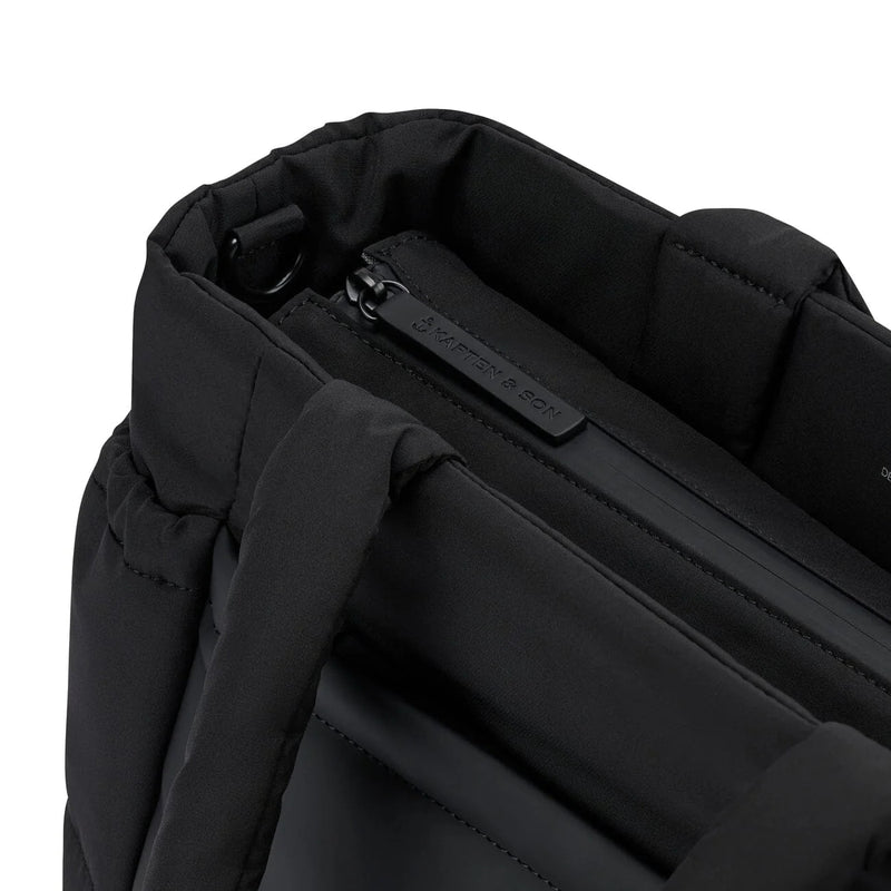 Main zip with the engraved Kapten & Son pull and the D-ring for the shoulder strap