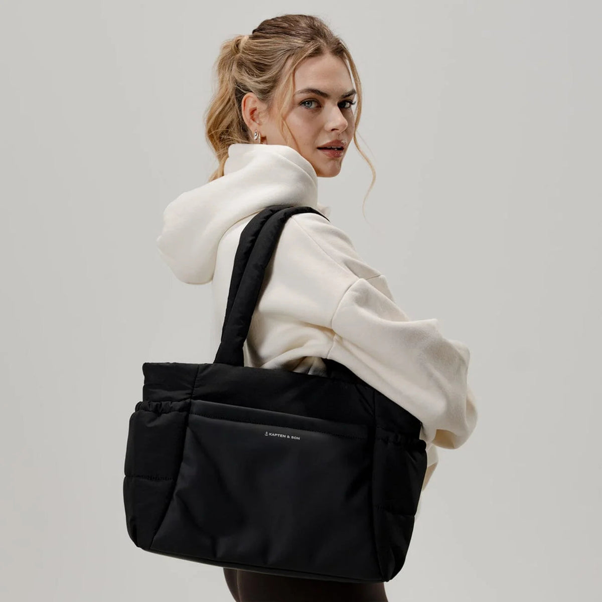 Woman carrying the Hellvi Cloud Medium on shoulder — casual outfit