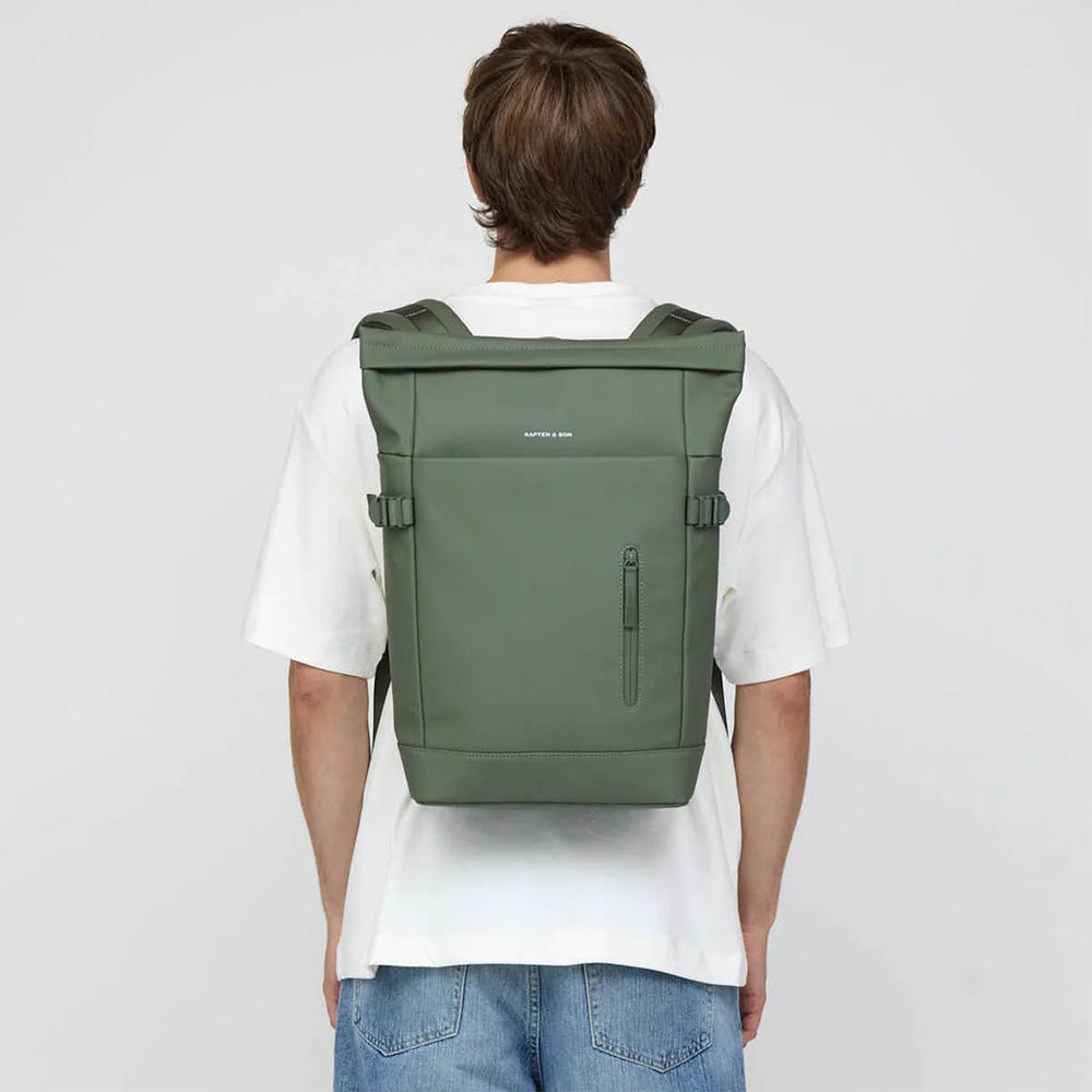 Felix, 1.85&nbsp;m, wearing the dusty green Helsinki, back view