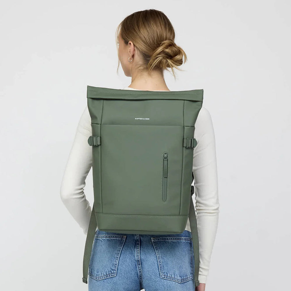 Luisa, 1.75&nbsp;m, wearing the dusty green Helsinki, back view
