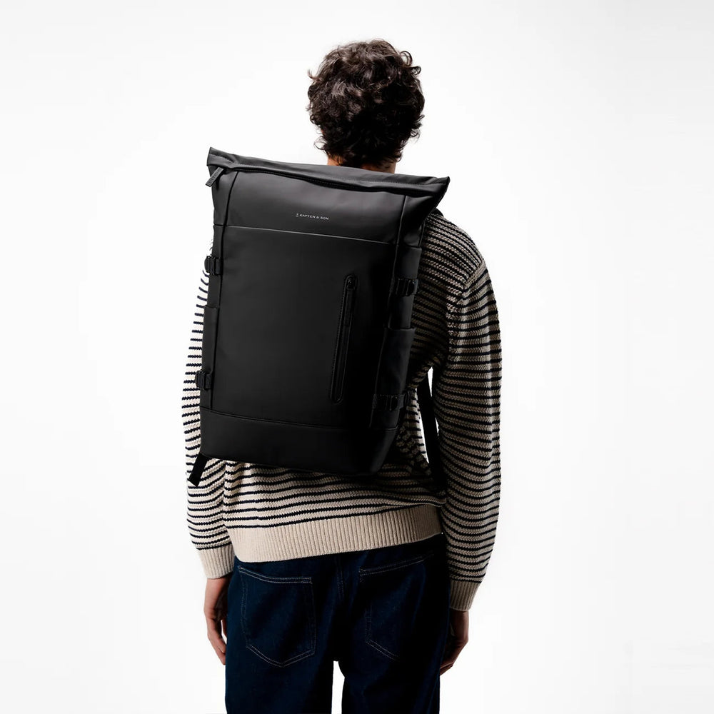 Max, 1.90 m, wearing the black Helsinki Pro, back view