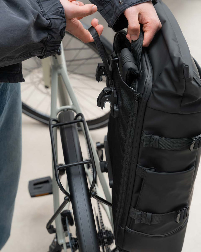 Lifting the Helsinki Pro Bike off the rack by its top handles