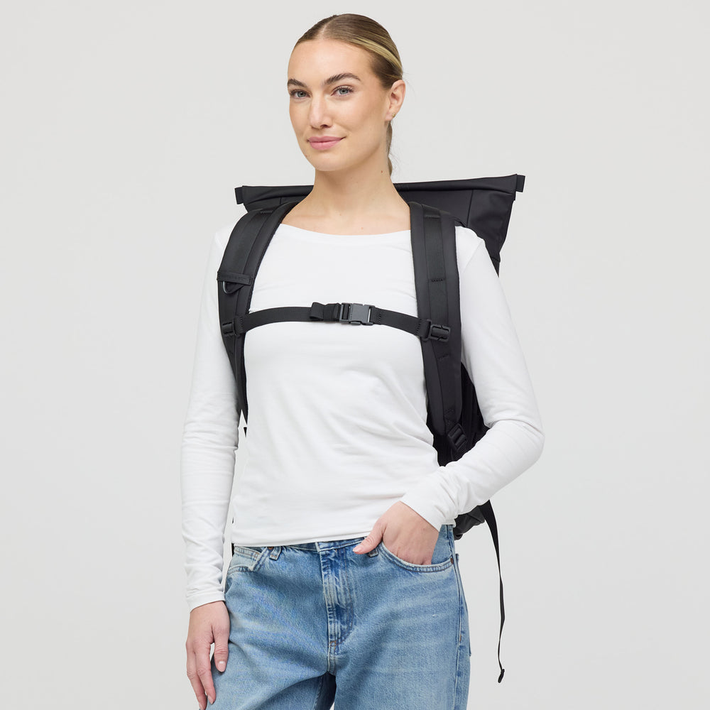 Luisa, 1.75&nbsp;m, wearing the Helsinki Pro Bike, front view with the chest strap closed