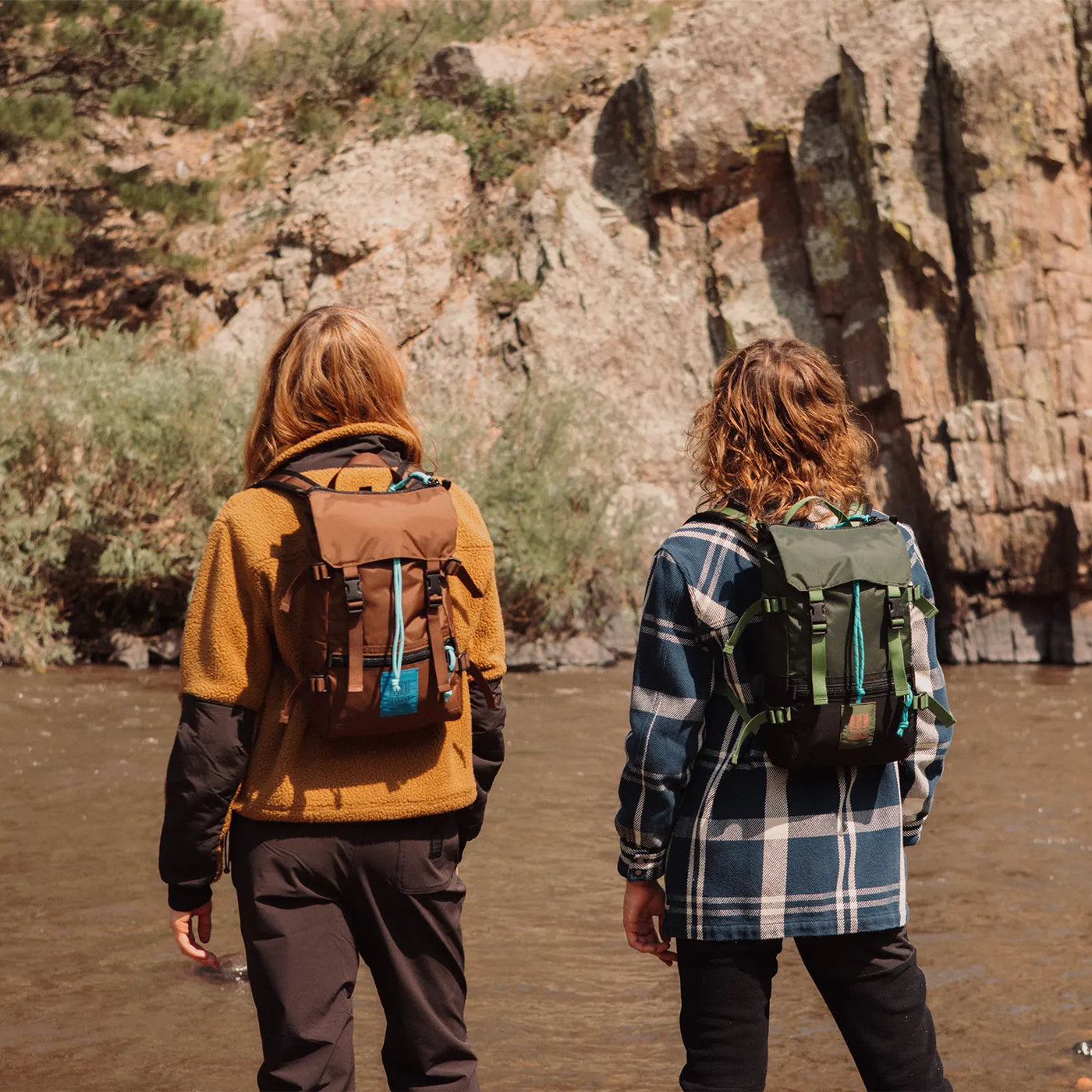 femme randonnée portant sac à dos rover pack mini topo designs