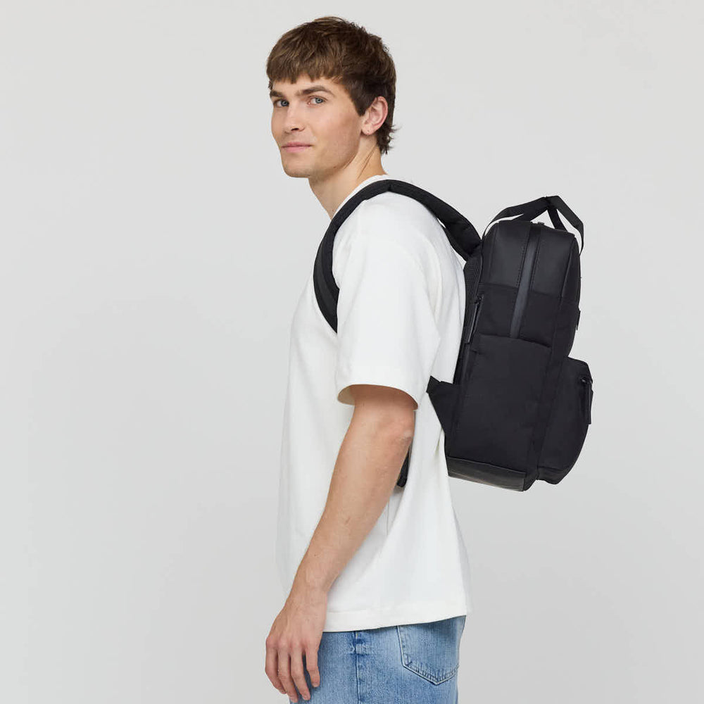 Felix, 1.85&nbsp;m, wearing the black Kapten & Son Bergen Pro, side view