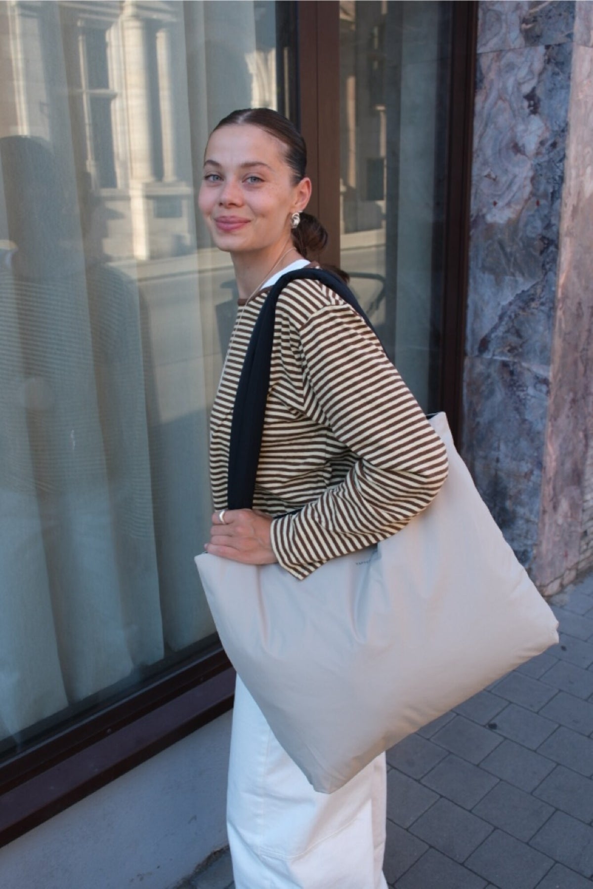 Norva 2in1 Shopper worn on the shoulder, sand side out