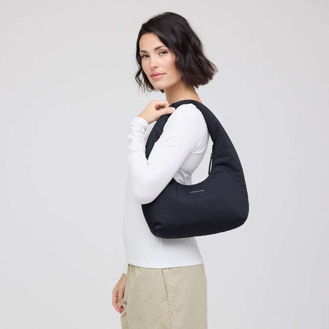 Woman carrying the black Skara Cloud Shoulder on her shoulder