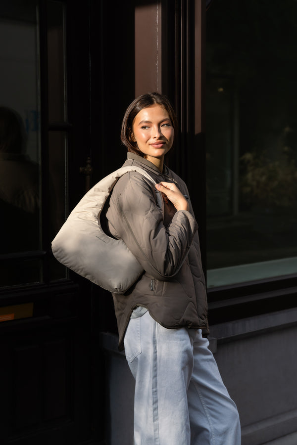 Woman in a brown jacket with the sandstone Skara Cloud Shoulder on her shoulder