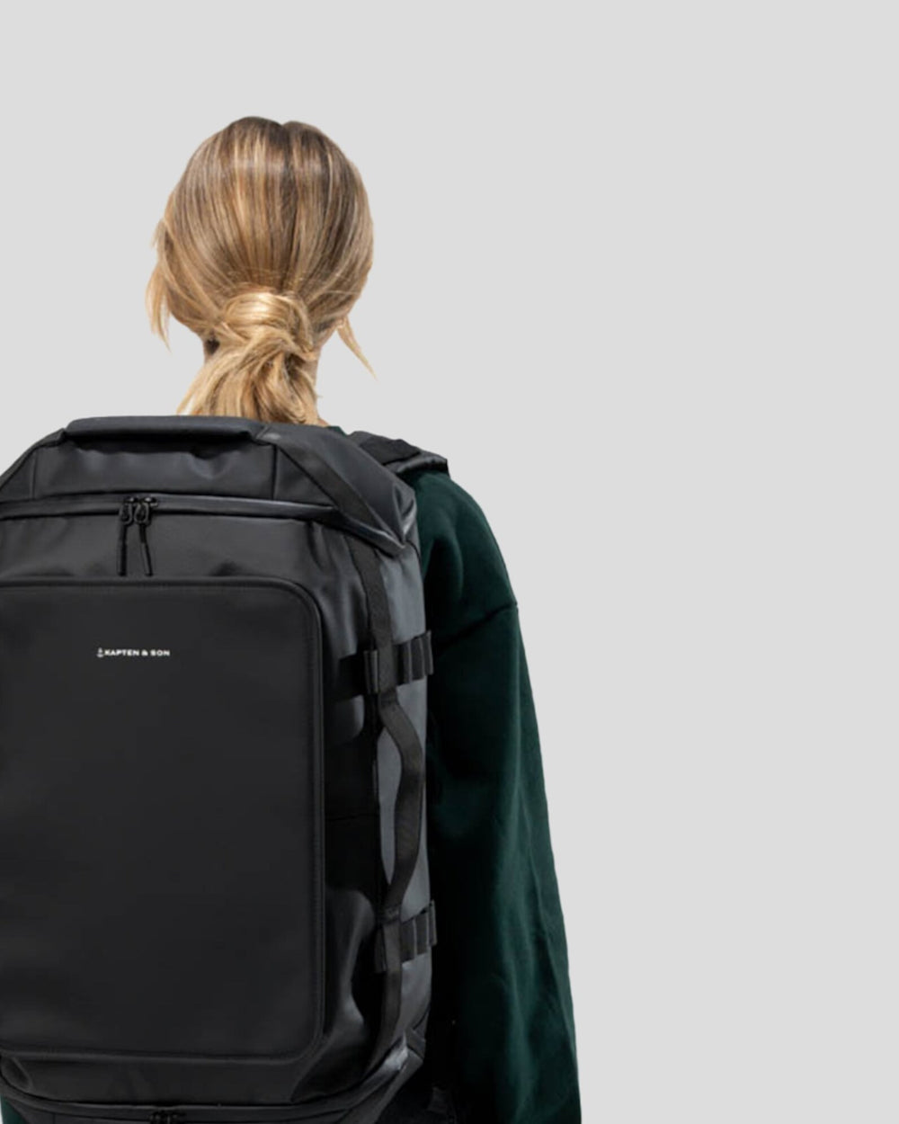 Emma, 1.72&nbsp;m, wearing the black Lisbon Duffle Backpack Medium, back view