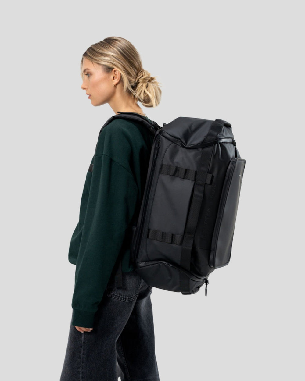 Emma, 1.72&nbsp;m, wearing the black Lisbon Duffle Backpack Medium, side view