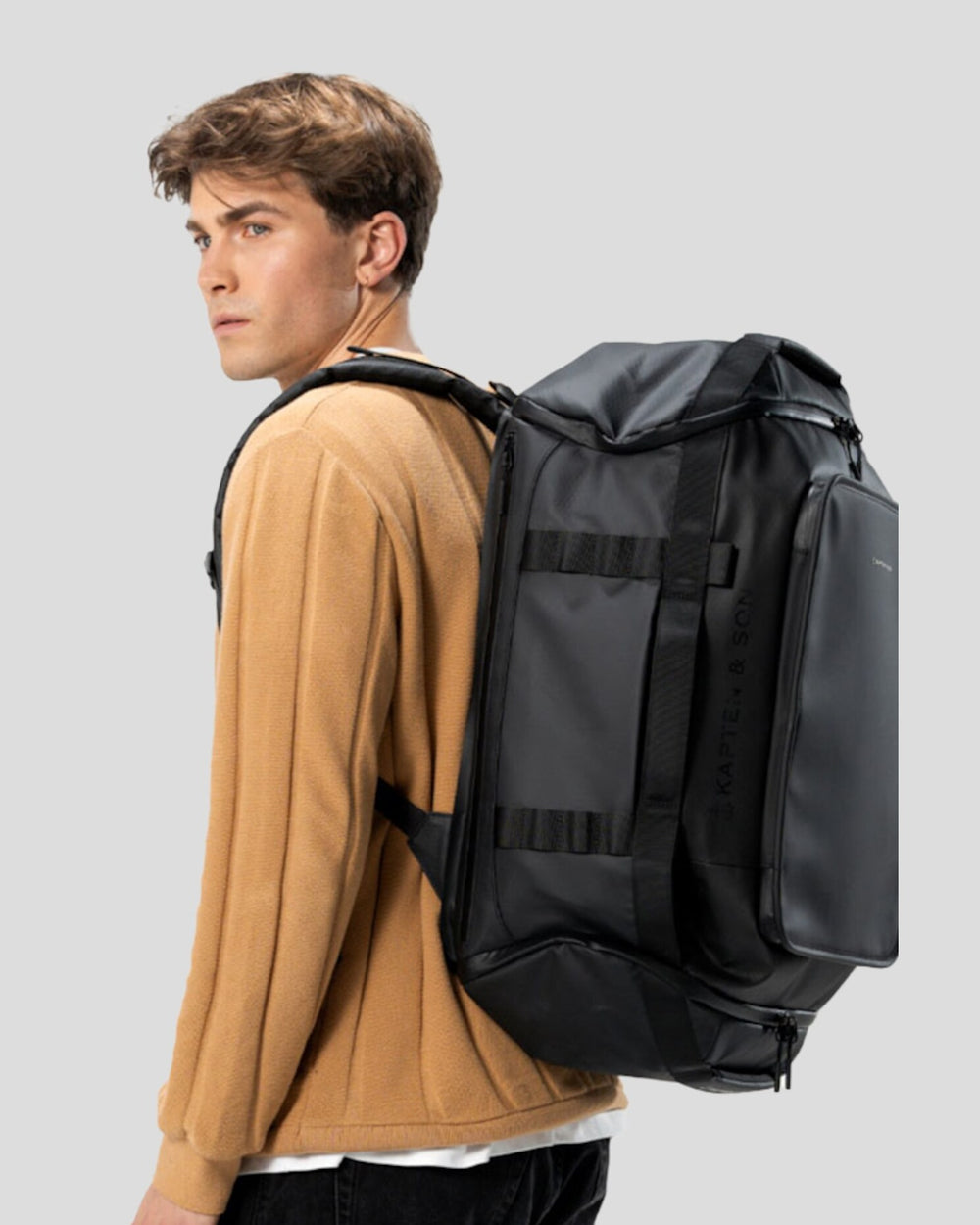 Felix, 1.85&nbsp;m, wearing the black Lisbon Duffle Backpack Medium, side view
