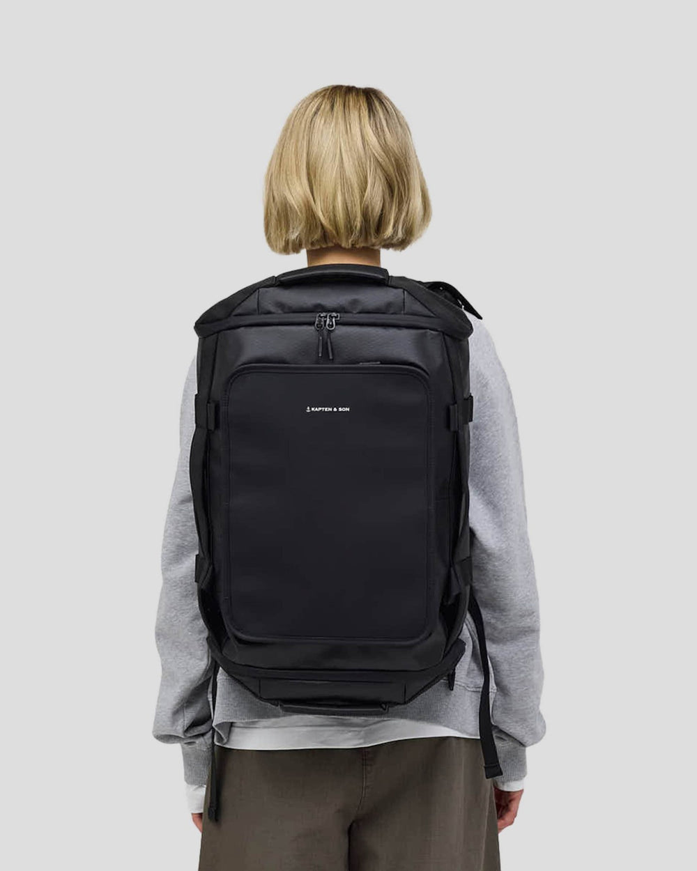 Emma, 1.72&nbsp;m, wearing the black Lisbon Duffle Backpack Small, back view