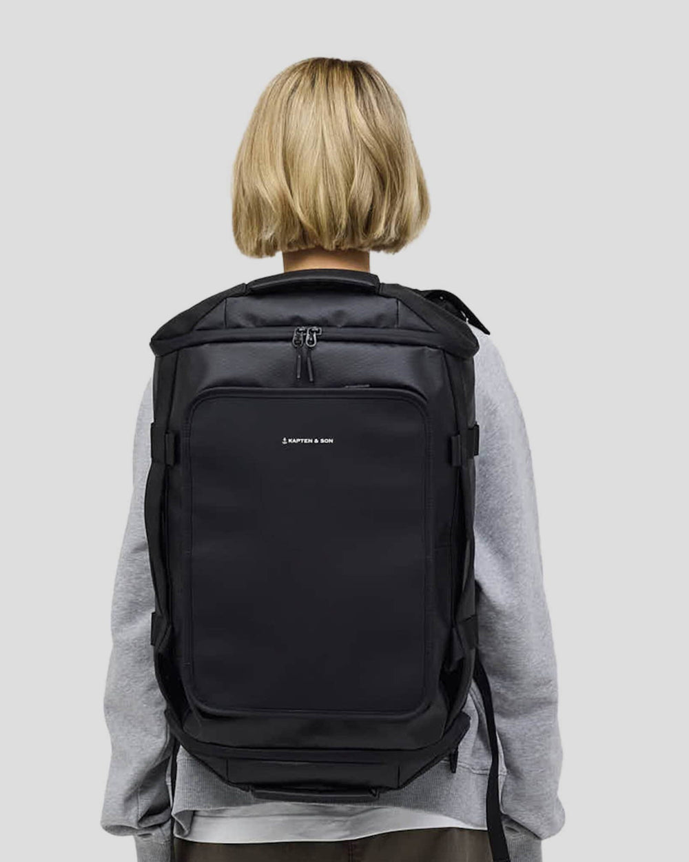 Emma, 1.72 m, wearing the black Lisbon Duffle Backpack Small, back view