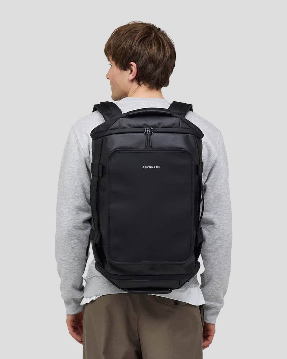 Felix, 1.85&nbsp;m, wearing the black Lisbon Duffle Backpack Small, back view