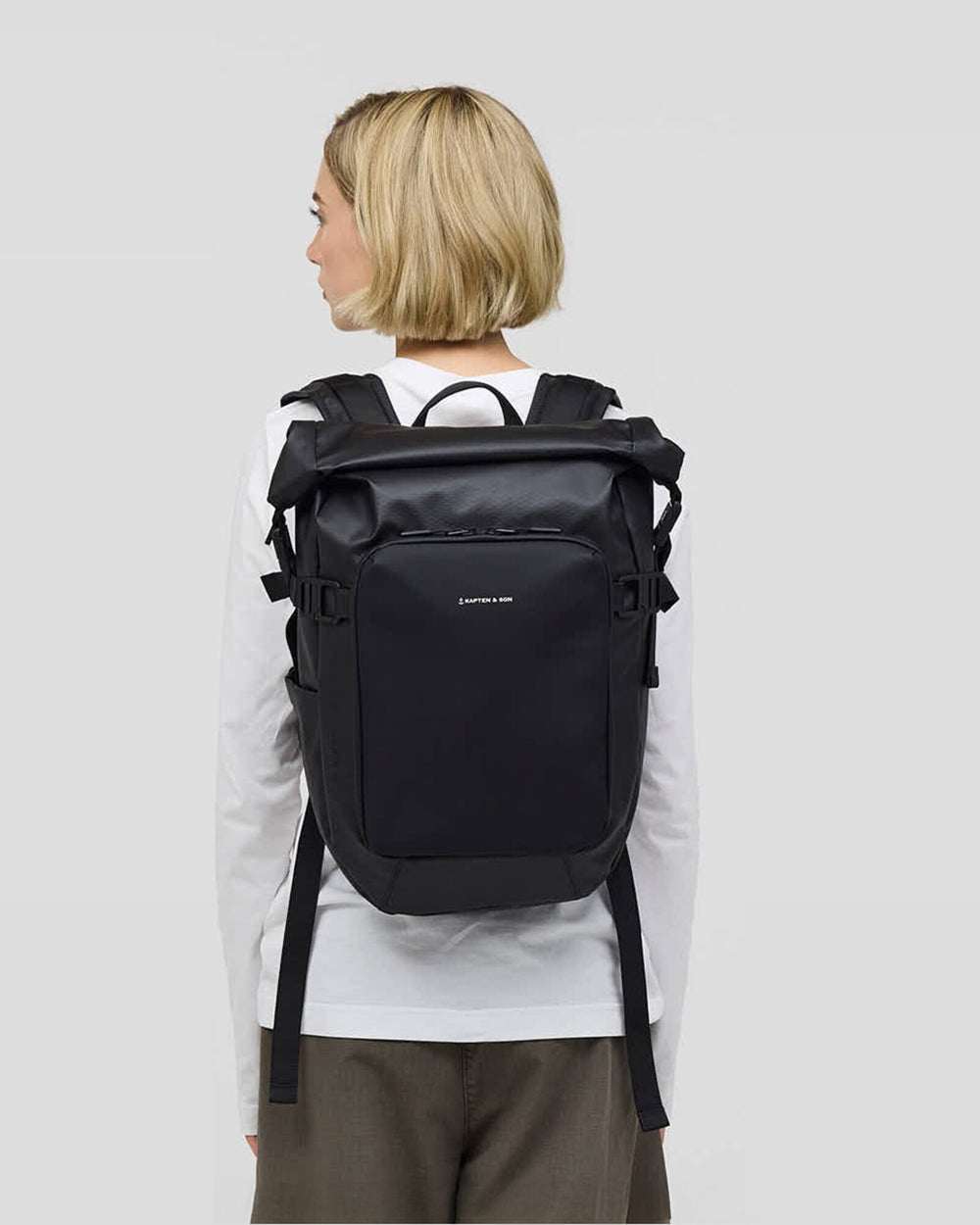 Emma, 1.72&nbsp;m, wearing the black Kapten & Son Lisbon Small, back view