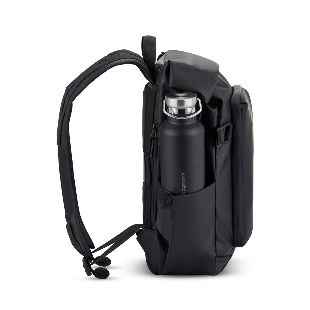 Side profile with water bottle in the elastic side pocket