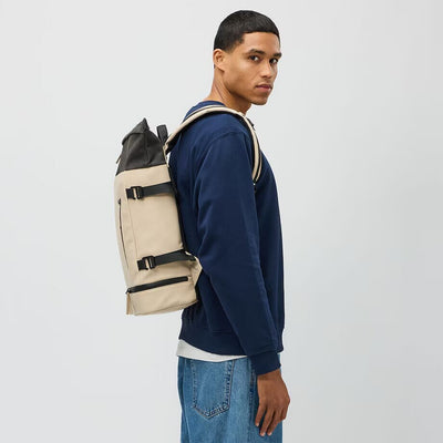 homme portant sac à dos helsinki kapten and son cream black vue latérale