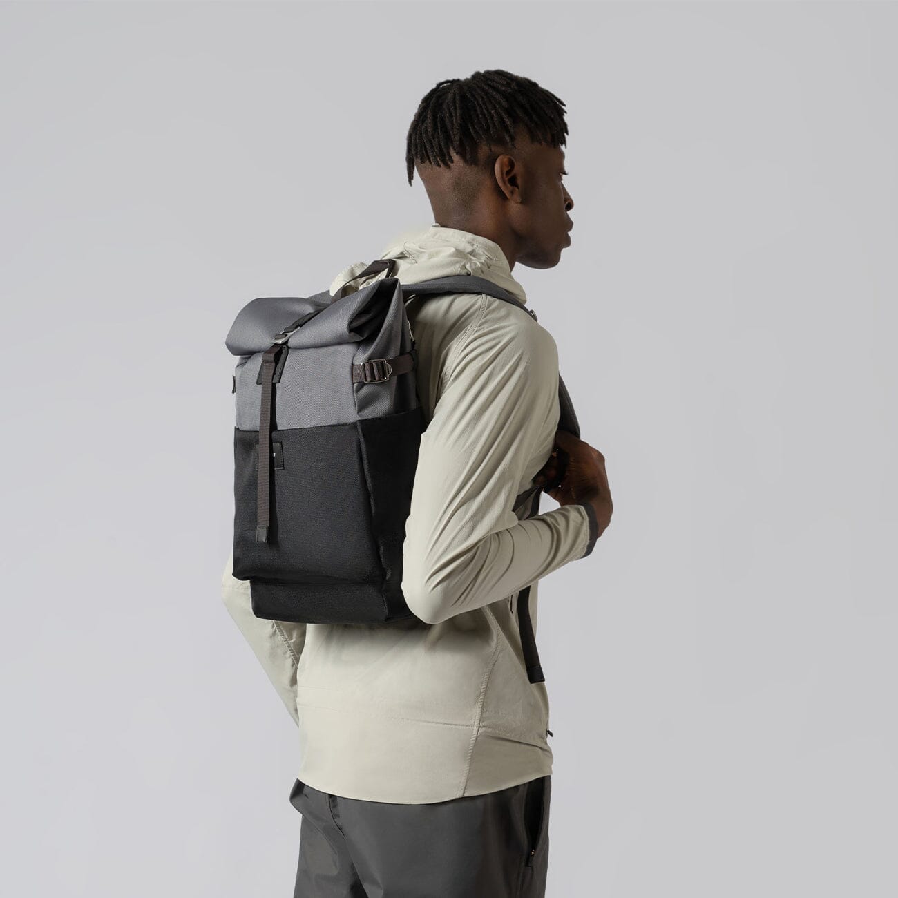 homme portant sac à dos ilon multi dark sandqvist