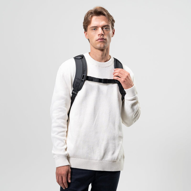 homme portant kapten & son oslo sac à dos black avant