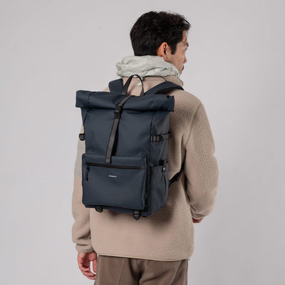 homme portant sac à dos ruben 2.0 navy blue sandqvist