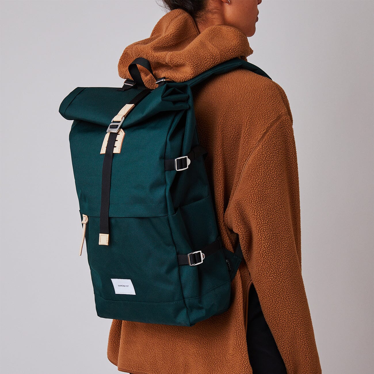 man wearing sandqvist dawn green bernt backpack