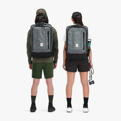 man woman comparison wearing global travel bags 40L